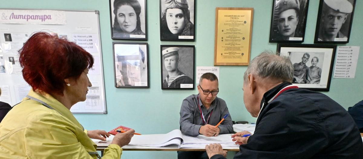 People register to vote in Russia's parliamentary election at a polling station in Saint Petersburg on September 18, 2026. (Photo by Olga MALTSEVA / AFP)