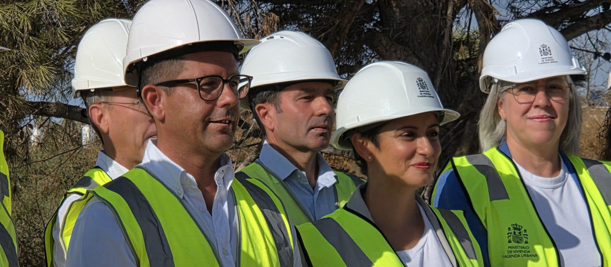 De izquierda a derecha, Rafael Triguero, Isabel Rodríguez y Leire Iglesias en las obras de Ca n'Escandell.