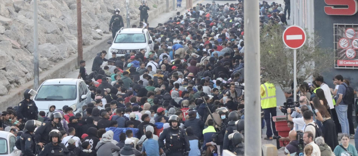 Traslado de inmigrantes asentados en la playa de Benítez, este viernes