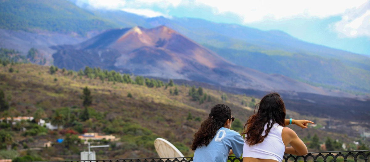 Vista del volcán Tajogaite en la isla de La Palma