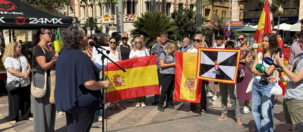 Noelia Alcázar, portavoz de Foro Ciudadano de Ayuda a Ceuta, hace declaraciones ante los concentrados, este sábado, en Ceuta