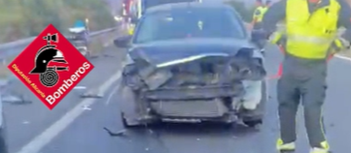 Imagen tomada etse sábado tras el accidente de tráfico ocurrido en Crevillente, Alicante