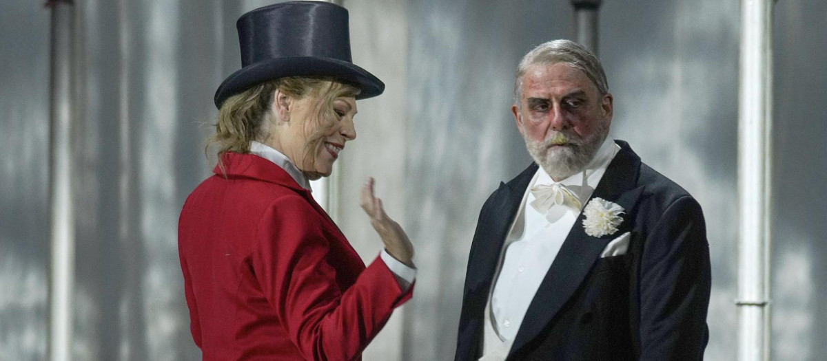 Escena de la producción de 'Manon Lescaut' que se verá en el Teatro Real