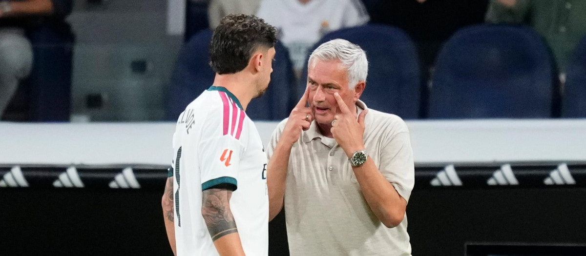 José Mourinho hablando con Fede Valverde, capitán del Real Madrid