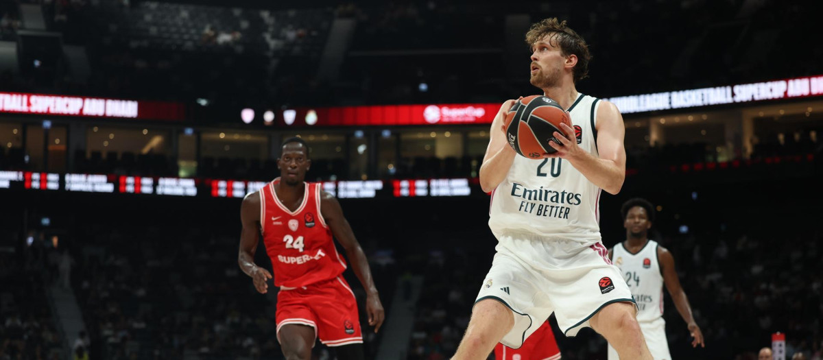 Mikael Jantunen, durante el Olympiacos - Real Madrid de la Supercopa de Europa