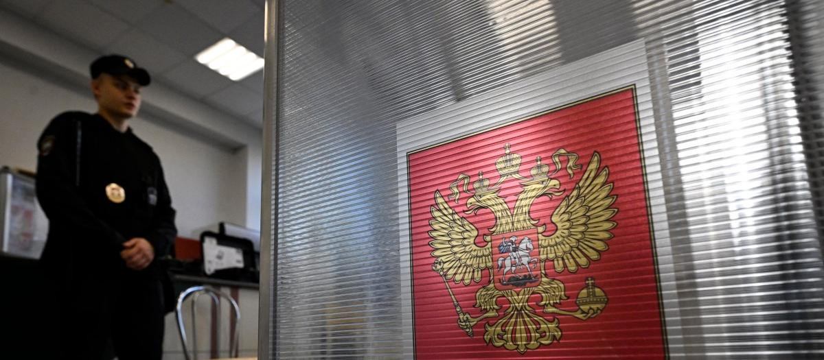 A policeman stands next to a ballot box during Russia's parliamentary election at a polling station in Moscow on September 20, 2026. (Photo by Alexander NEMENOV / AFP)