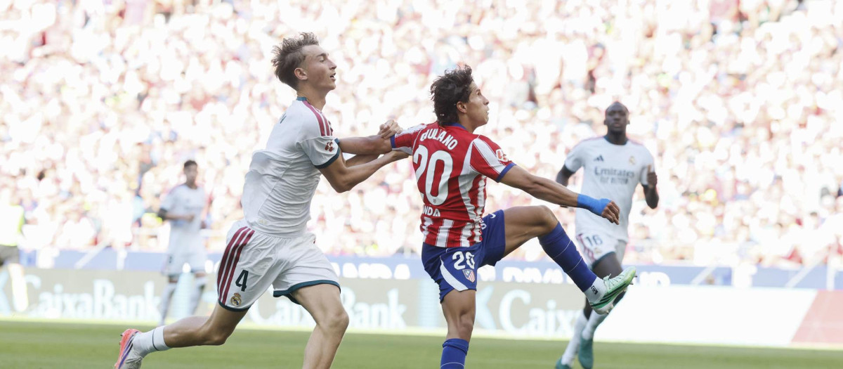 Giuliano Simeone recibe un agarrón de Huijsen en el Atlético - Real Madrid