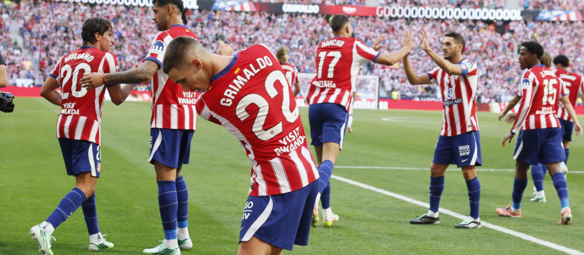 Jugadores del Atlético de Madrid celebrando sus goles ante el Real Madrid