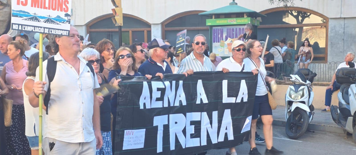 Manifestación contra la ampliación del aeropuerto de Ibiza