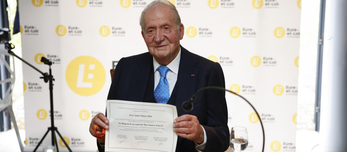 El Rey Juan Carlos recibe el Premio Saint-Simon por sus memorias 'Reconciliación', en Francia
