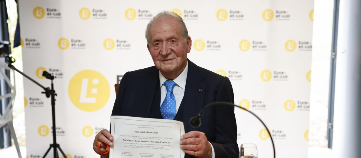 El Rey Juan Carlos recibe el Premio Saint-Simon por sus memorias 'Reconciliación', en Francia