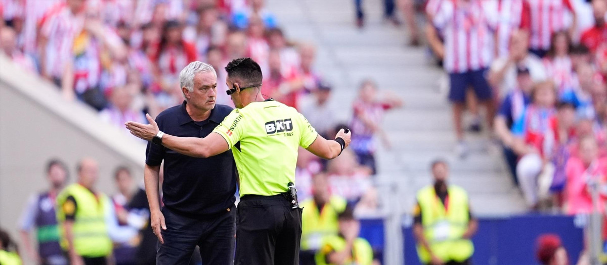 José Mourinho discute con Ortiz Arias, árbitro del Atlético de Madrid - Real Madrid