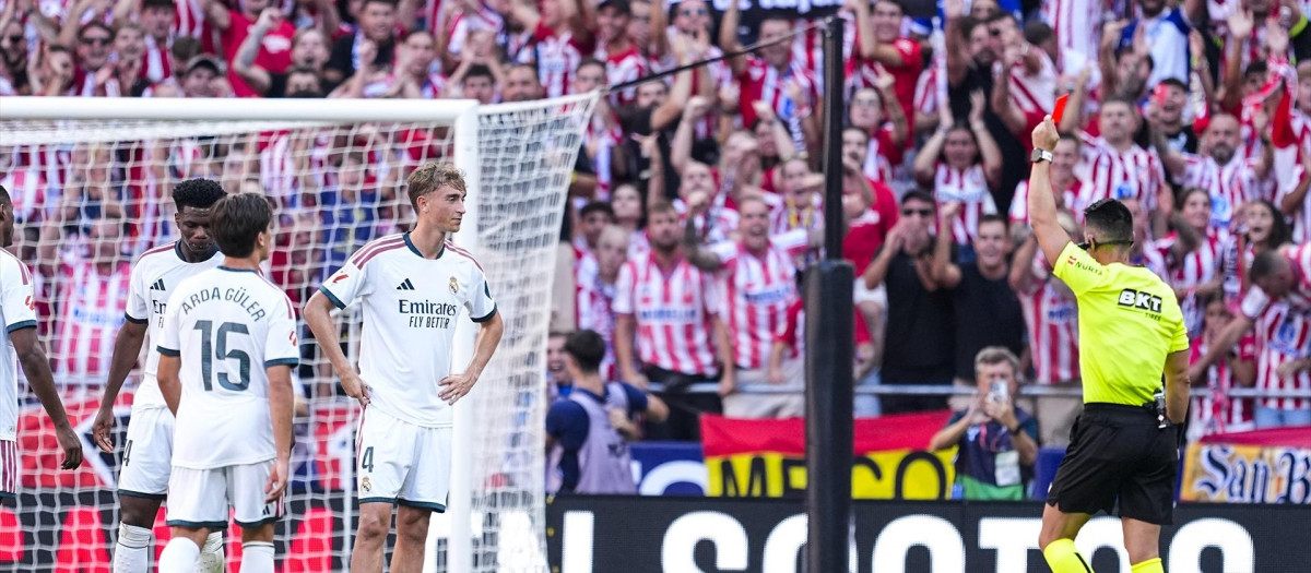 Dean Huijsen ve la tarjeta roja en el derbi ante el Atlético de Madrid