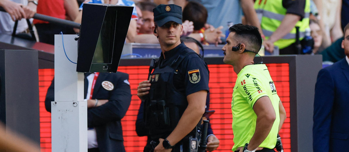 Miguel Ángel Ortiz Arias consulta el VAR durante el Atlético de Madrid - Real Madrid