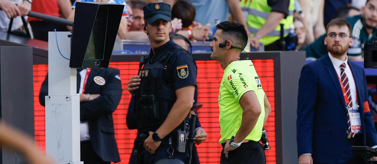 Miguel Ángel Ortiz Arias consulta el VAR durante el Atlético de Madrid - Real Madrid