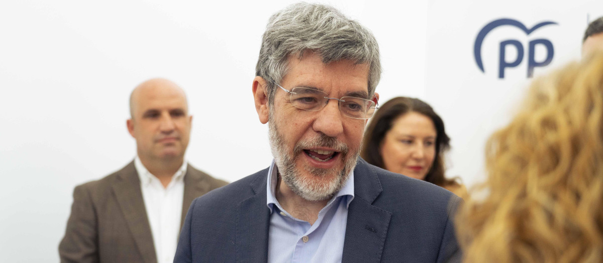 Imagen de archivo del vicesecretario de Economía del PP, Alberto Nadal, atendiendo a los medios
