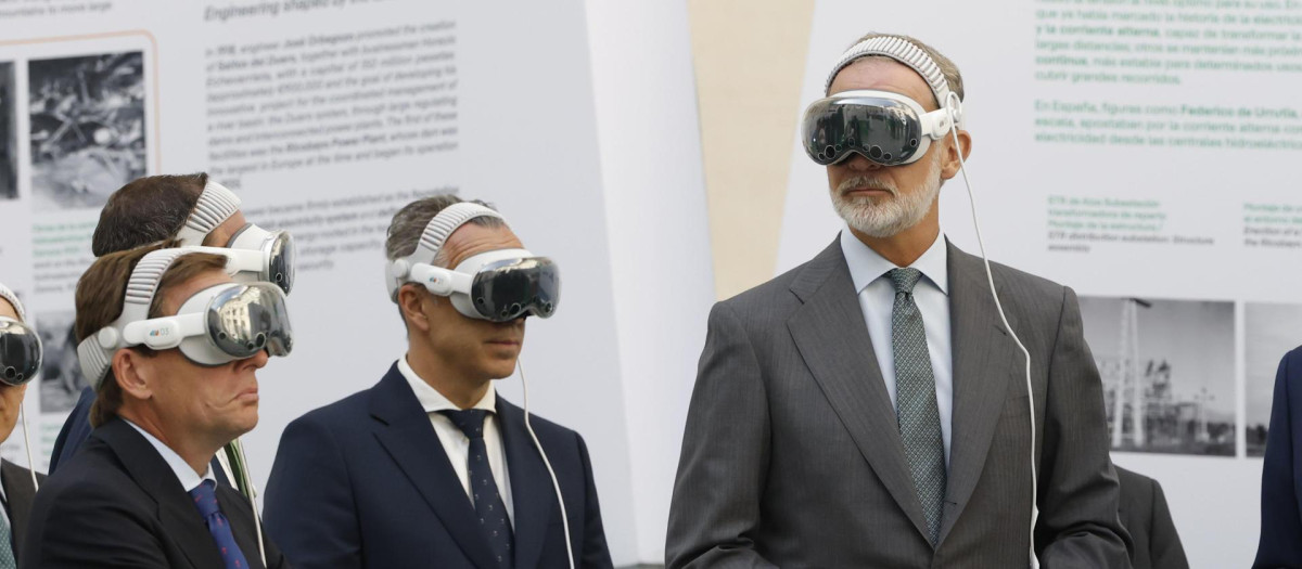 El Rey, con gafas de realidad virtual en la exposición sobre la electricidad en el Palacio de Cibeles