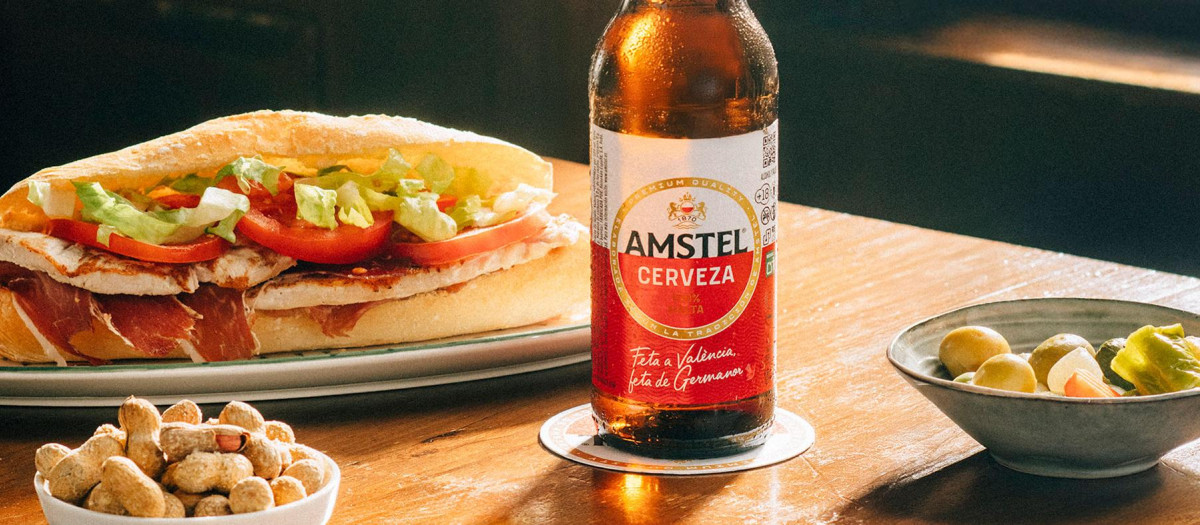 Imagen de archivo de una cerveza Amstel en un almuerzo típico valenciano
