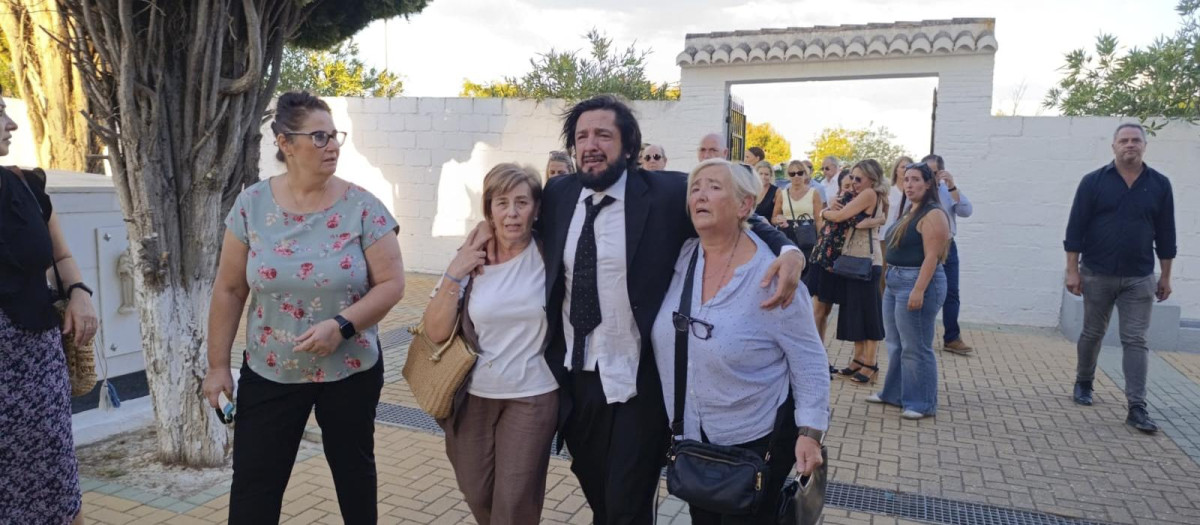 Rafael Amargo, en el entierro de su padre Florentino García, en Granada