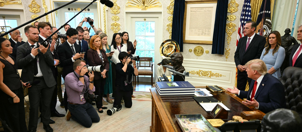 El presidente estadounidense Donald Trump responde a las preguntas de los periodistas en el Despacho Oval de la Casa Blanca en Washington, D.C