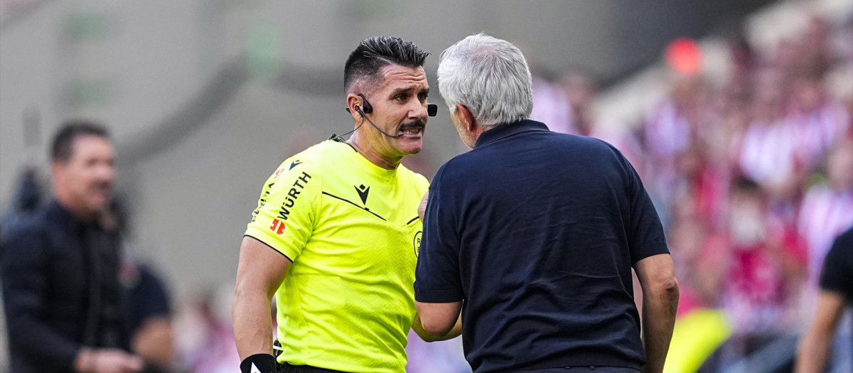 José Mourinho protesta una acción a Miguel Ángel Ortiz Arias