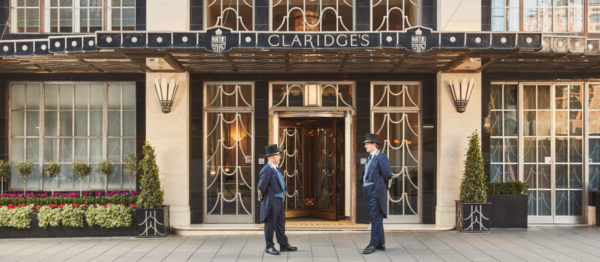 Entrada principal al hotel Claridge's de Londres, guardián de muchas historias