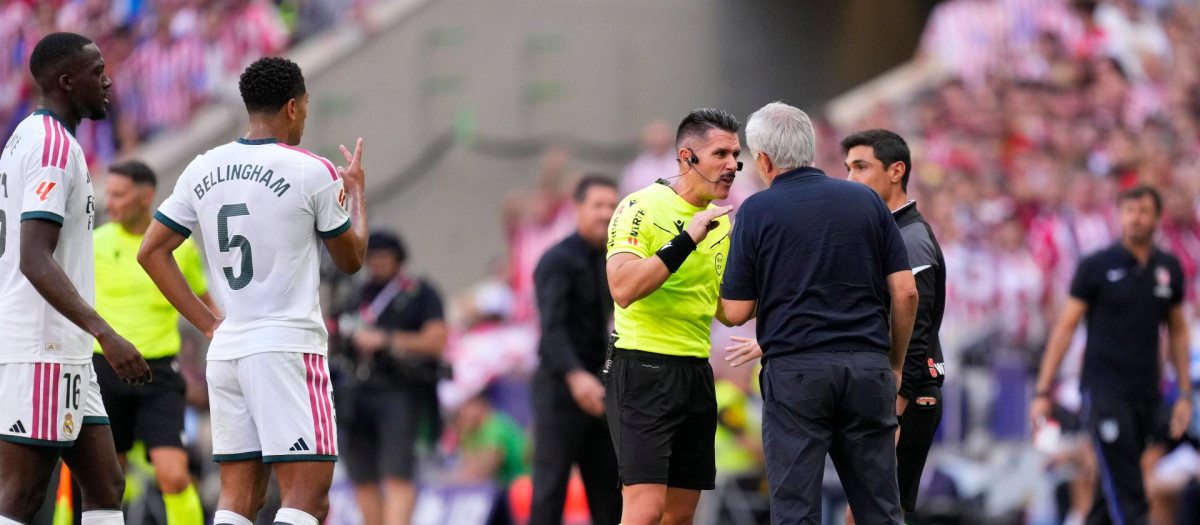 José Mourinho y varios jugadores del Real Madrid protestan una decisión de Ortiz Arias