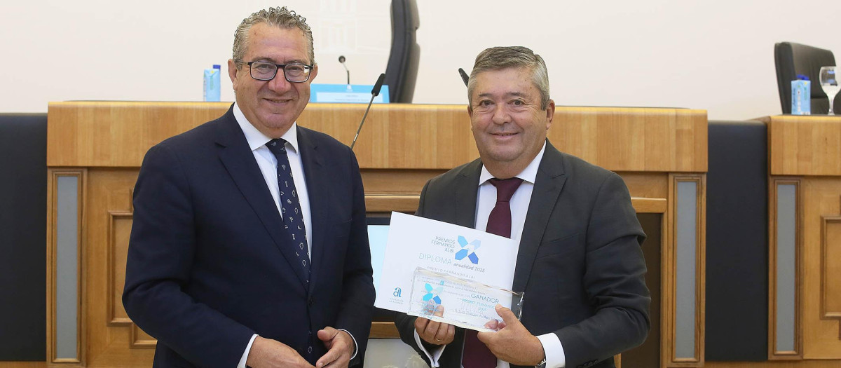 El presidente de la Diputación de Alicante, Toni Pérez, junto al funcionario del Ayuntamiento de Sevilla Luis Enrique Flores
