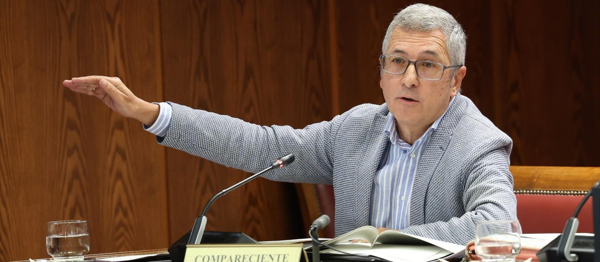 Imagen tomada este lunes del secretario de Estado de Medio Ambiente, Hugo Alfonso Morán en el Senado