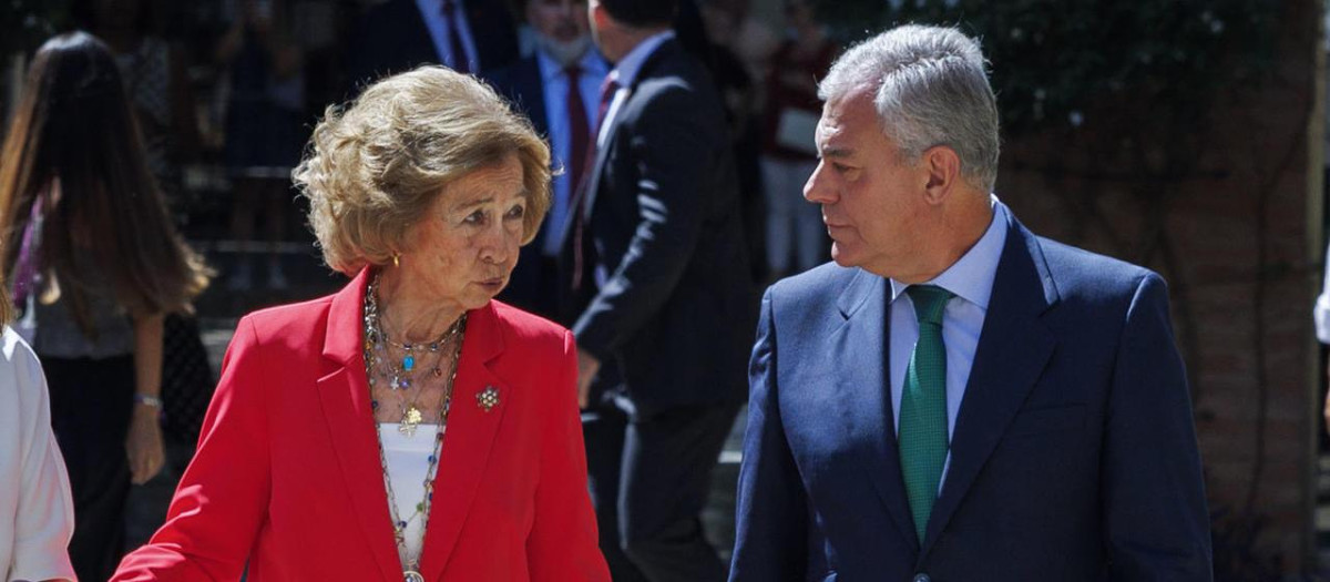 La Reina Sofía con el alcalde de Sevilla, José Luis Sanz Ruiz