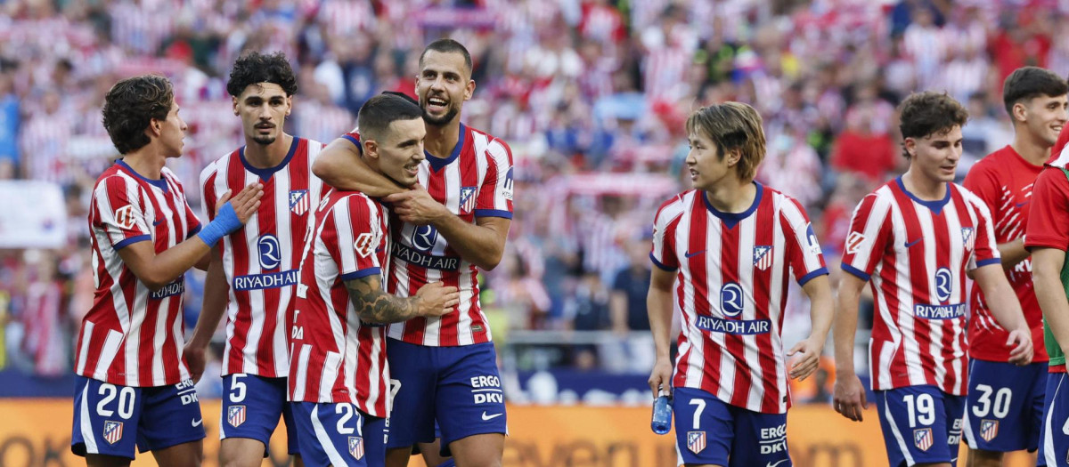 Los jugadores del Atlético de Madrid celebran la victoria en el derbi madrileño
