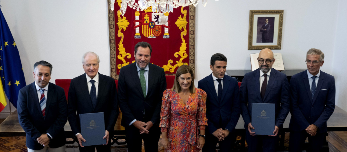 La firma del convenio, con Óscar Puente junto a la presidenta de Cantabria y otras autoridades