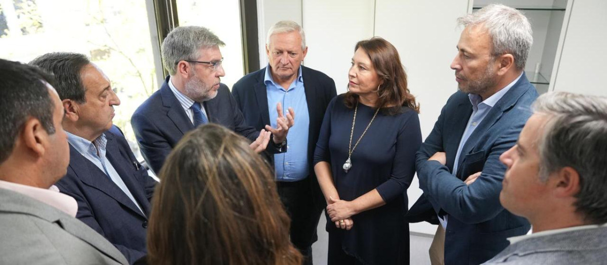 El vicesecretario de Economía del PP, Alberto Nadal, y la coordinadora de Agricultura del PP, Carmen Crespo, se reúnen con los representantes de Asaja, COAG, UPA y Cooperativas Agroalimentarias