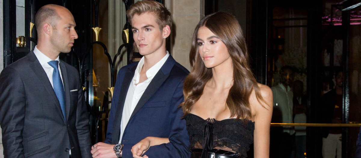 Presley Walker Gerber y Kaia Jordan Gerber, en 2017