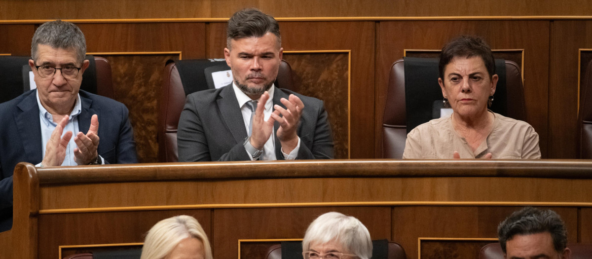 Patxi López, Gabriel Rufián y la portavoz de EH Bildu en el Congreso, Mertxe Aizpurua; durante la celebración del Día Internacional de la Paz con un homenaje a Pau Casals, en el Congreso de los Diputados, a 21 de septiembre de 2026, en Madrid (España). El Congreso de los Diputados celebra por primera vez el  Día Internacional de la Paz con un concierto homenaje al violonchelista Pau Casals con motivo del 150.º aniversario de su nacimiento. El músico catalán puso siempre su talento musical al servicio de la defensa de la paz, la libertad, la democracia y los derechos humanos.

Fernando Sánchez / Europa Press
21/9/2026