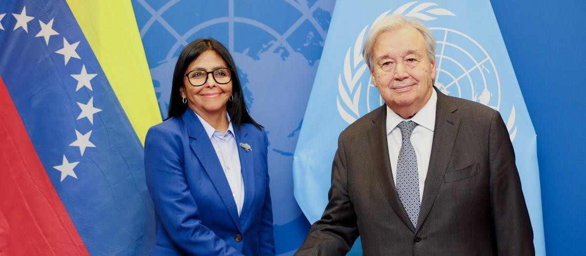 Delcy Rodríguez estrecha la mano de António Guterres durante su encuentro en Nueva York