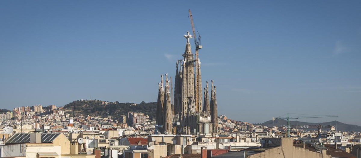 La Sagrada Familia vista desde las calles de Barcelona