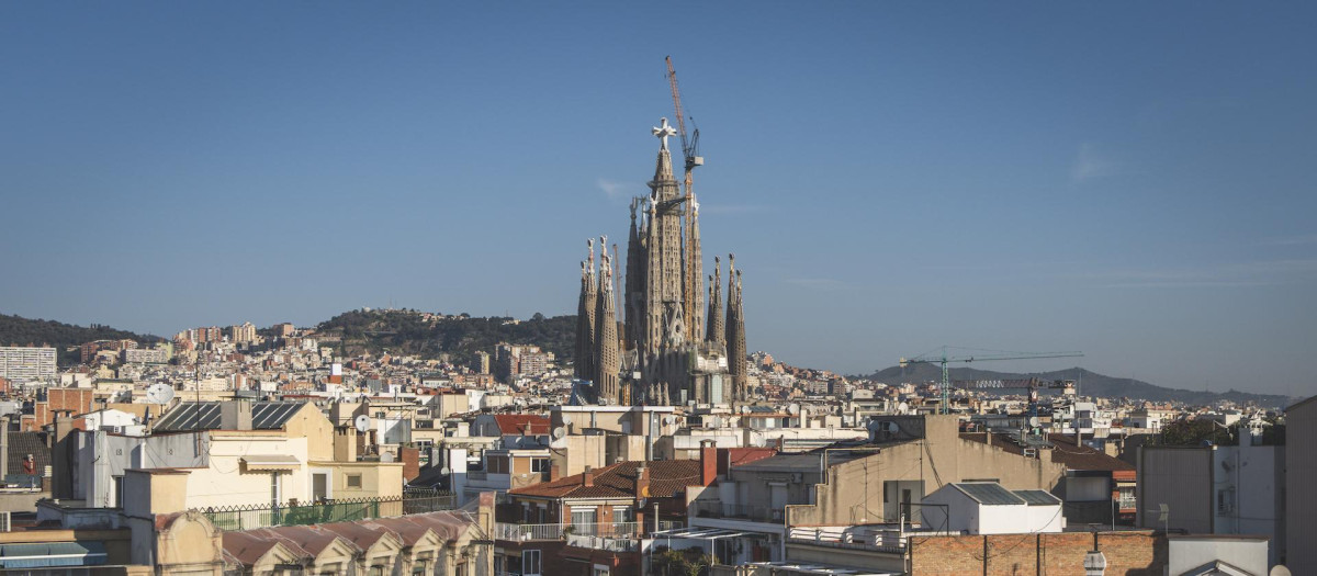 La Sagrada Familia vista desde las calles de Barcelona