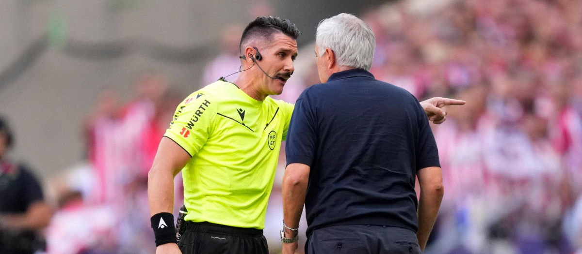 Ortiz Arias le explica una decisión a Mourinho durante el derbi madrileño