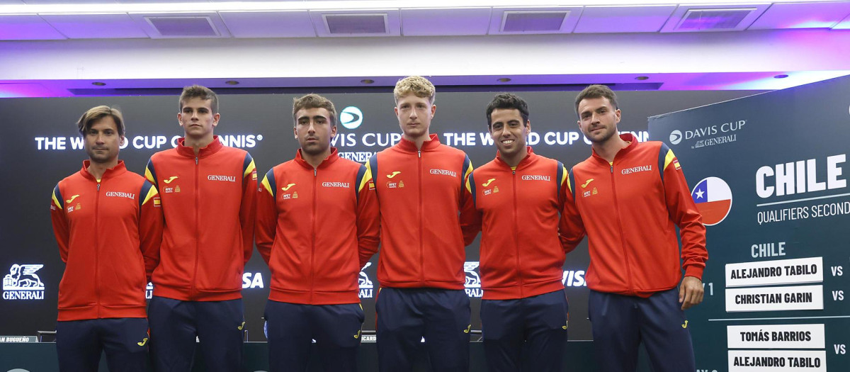 De izquierda a derecha los integrantes del equipo de España de Copa Davis, David Ferrer, Rafael Jódar, Daniel Mérida, Martín Landaluce, Jaume Munar y Pedro Martínez