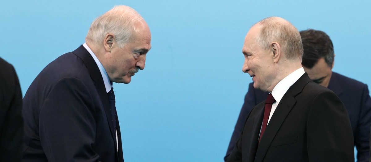 El presidente de Bielorrusia, Alexander Lukashenko, saluda a su homólogo ruso, su socio Vladimir Putin