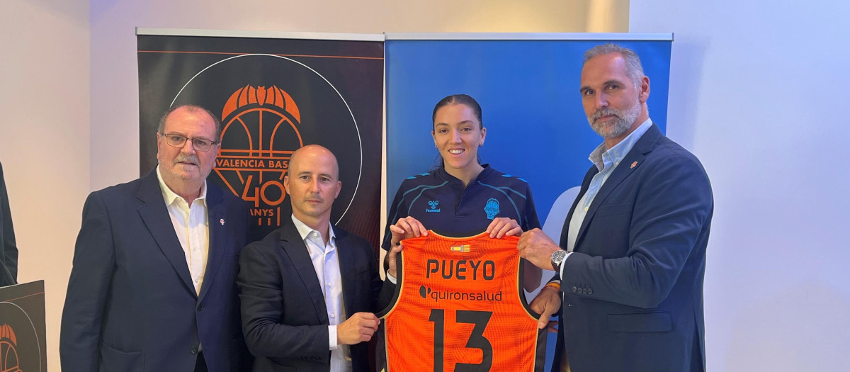 Vicente Solá, presidente del Valencia Basket; Jorge García, director autonómico de Telefónica en la Comunitat Valenciana ; Helena Pueyo, nuevo fichaje del Club; y Víctor Luengo, director de relaciones externas e institucionales del Valencia Basket
