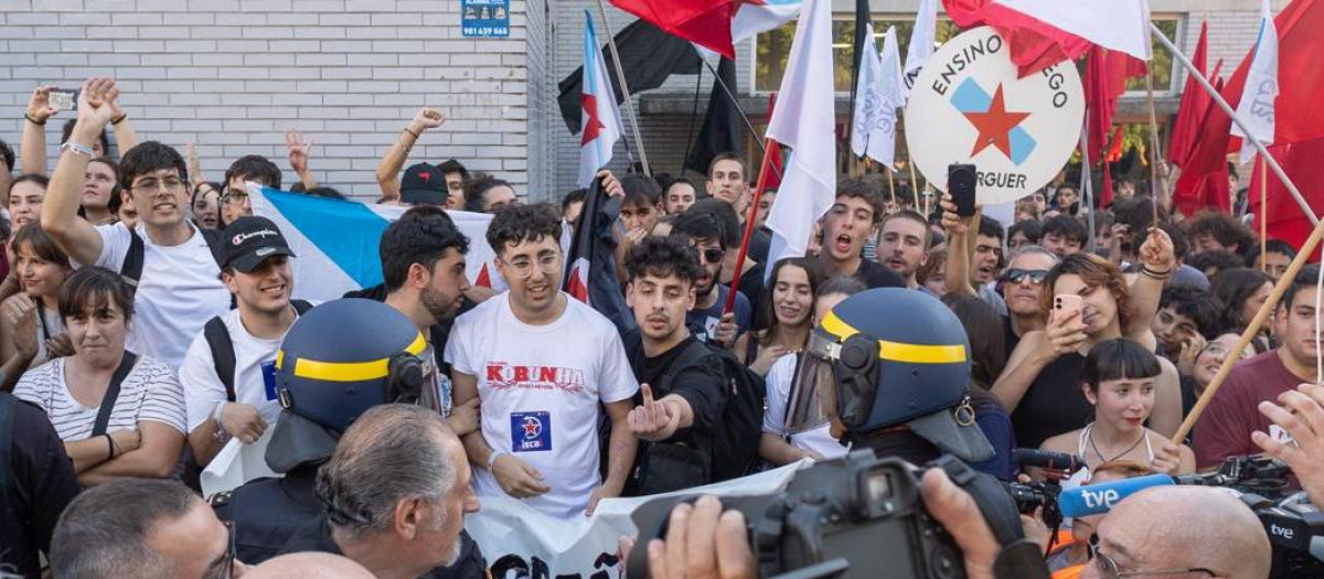 Radicales impidiendo el acto de Vox en Santiago de Compostela