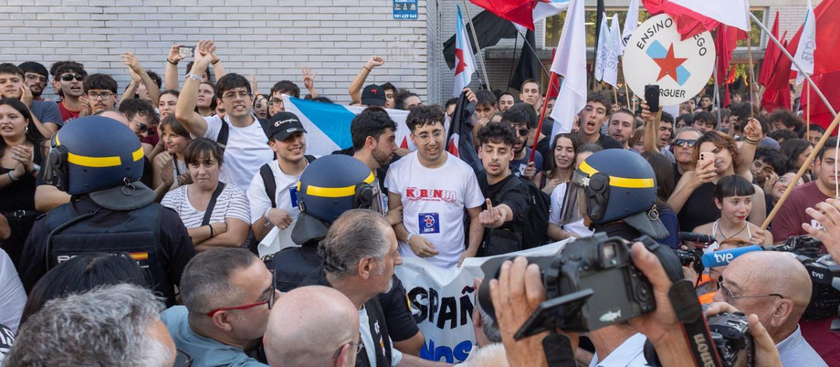 Radicales impidiendo el acto de Vox en Santiago de Compostela