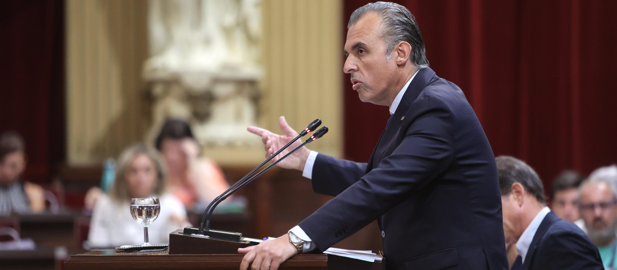 (Foto de ARCHIVO)
El conseller de Educación del Govern balear, Toni Vera, interviene durante un debate de presupuestos autonómicos en el Parlament Balear, a 8 de julio de 2025, en Palma de Mallorca, Mallorca, Baleares (España). El Parlament acoge desde ayer, tres jornadas maratonianas con los debates de la ley de obtención de suelo, los Presupuestos autonómicos y la ley de polígonos.Durante estos días se debaten y votan las enmiendas parciales y votos particulares que, habiendo sido debatidas y votadas en comisión, no han sido incorporadas al dictamen y, los grupos que las proponen, quieren mantenerlas para el debate en sesión plenaria.

Isaac Buj / Europa Press
08 JULIO 2025;MALLORCA;PALMA;HOSTELERIA;BALEARES
08/7/2025