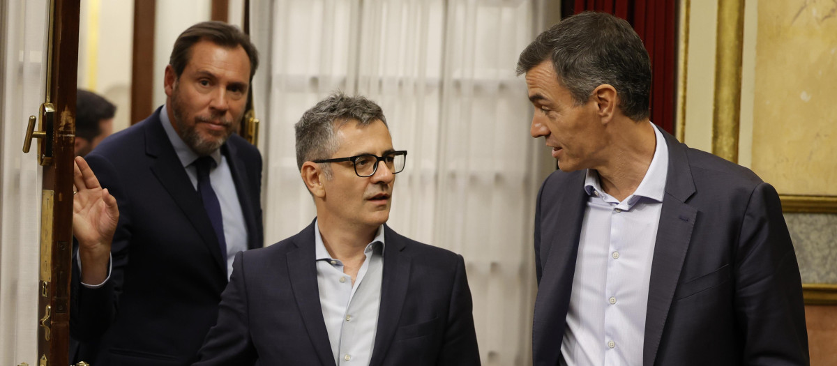 El presidente del Gobierno, Pedro Sánchez (d), el ministro de Presidencia, Justicia y Relaciones con las Cortes, Félix Bolaños (c), y el titular de Transportes, Óscar Puente (detrás) en el Congreso de los Diputados