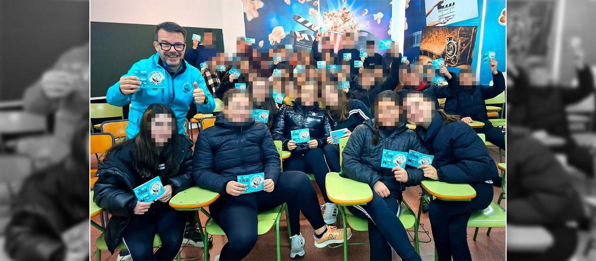 Alfredo Riaño Luque, en la clase de un colegio religioso de Canals (Valencia)