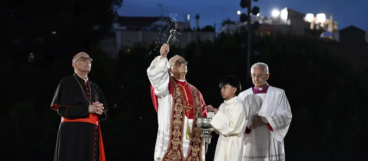 León XIV bendiciendo la Torre de Jesús de la Sagrada Familia