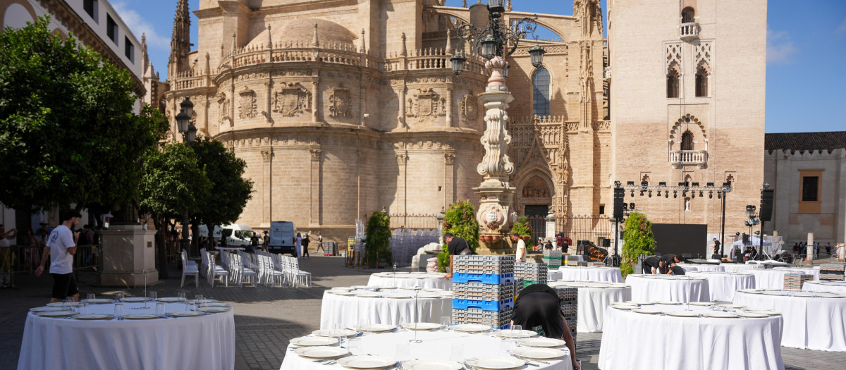 Imagen de los preparativos en la plaza Virgen de los Reyes de Sevilla para la celebración de la cena