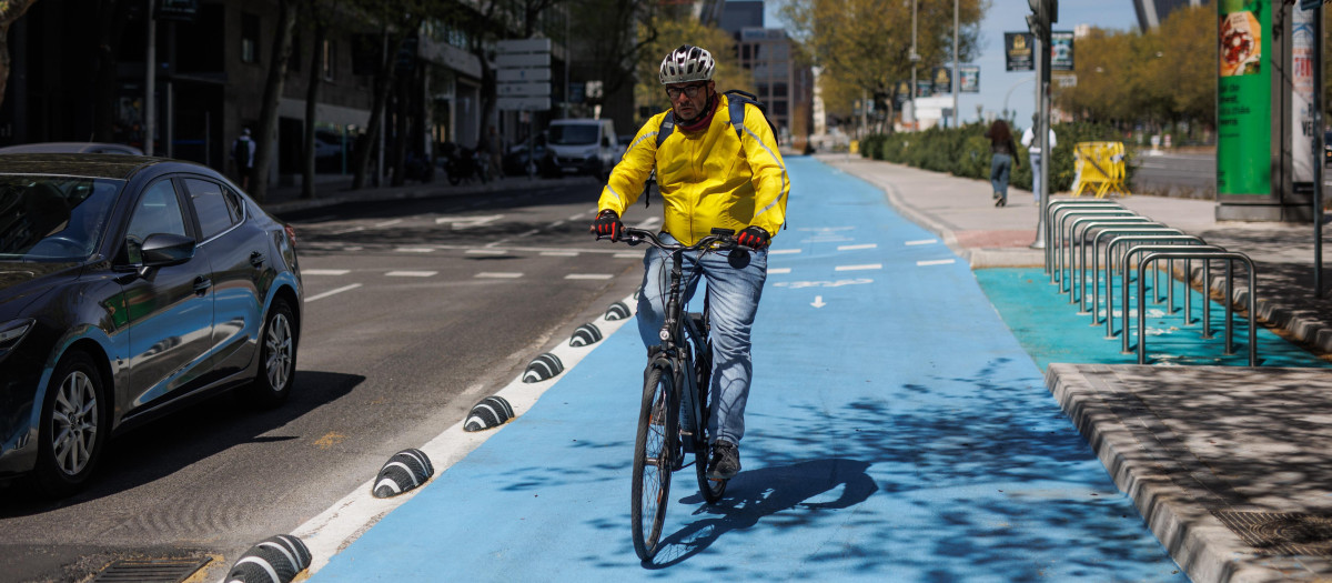 Un ciclista circula por el nuevo carril bici del Paseo de la Castellana